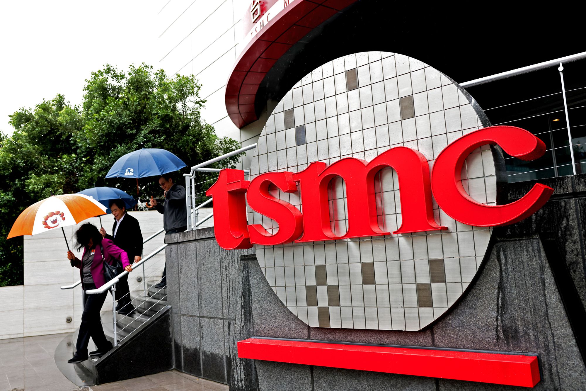 trump-still-considering-tariffs-on-taiwanese-chips,-despite-$100-billion-tsmc-deal