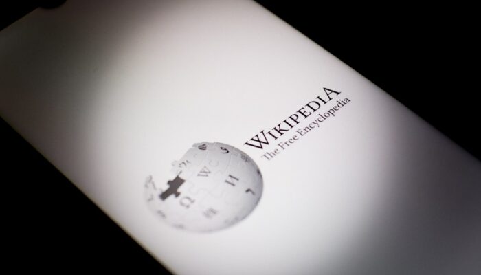 wikipedia-says-it-will-use-ai,-but-not-to-replace-human-volunteers