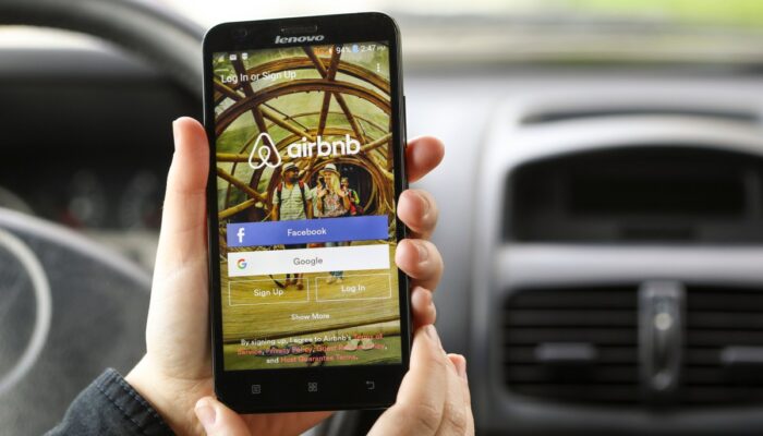 airbnb-is-quietly-rolling-out-an-ai-customer-service-bot-in-the-us