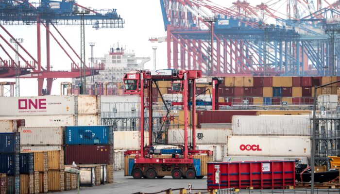 the-slowdown-at-ports-is-a-warning-of-rough-economic-seas-ahead