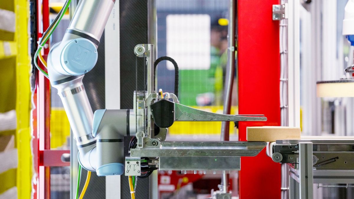 amazon-debuts-a-warehouse-robot-with-a-sense-of-‘touch’