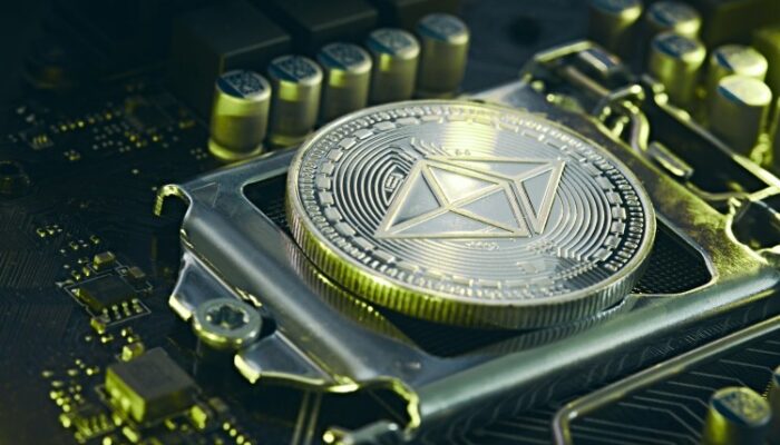 ethereum-stuck-between-retail-sell-off-and-whale-accumulation,-analyst-explains