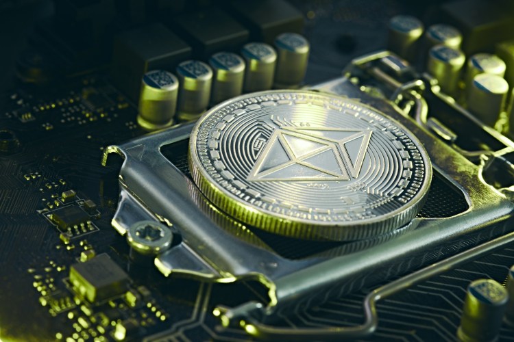ethereum-stuck-between-retail-sell-off-and-whale-accumulation,-analyst-explains