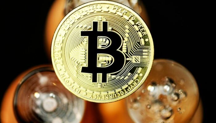 bitcoin-stays-resilient-while-wall-street-stumbles-–-details
