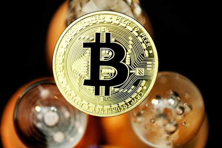 bitcoin-stays-resilient-while-wall-street-stumbles-–-details