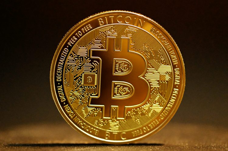 bitcoin-strengthens-vs.-gold,-analyst-sees-‘higher-than-expected’-returns