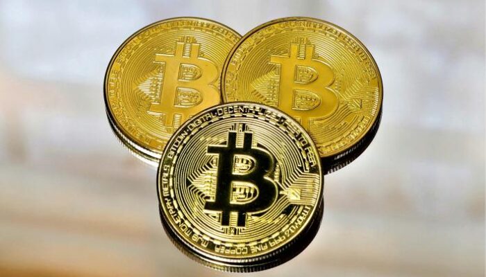 bitcoin-bulls-face-make-or-break-moment-at-$106,500-resistance-–-details