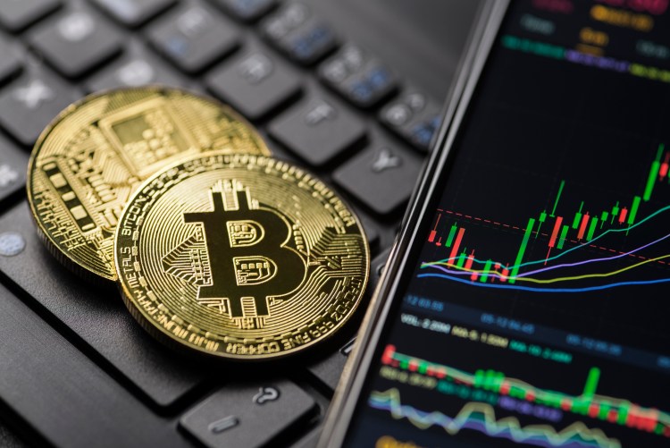 bitcoin-upward-trend-‘fragile’-as-spot-market-volume-drops-—-a-cause-for-alarm?