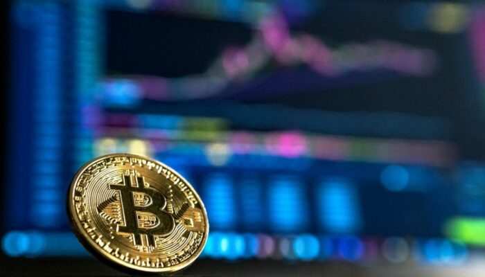 bitcoin-$106,800-support-retest-to-determine-next-move-–-breakout-or-breakdown-ahead?