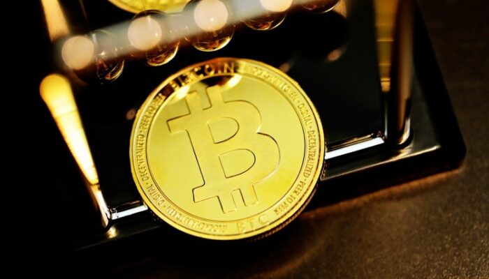 bitcoin-warning-signs?-long-term-holders-exit-while-retail-buyers-rush-in