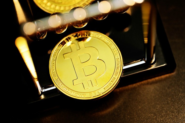 bitcoin-warning-signs?-long-term-holders-exit-while-retail-buyers-rush-in