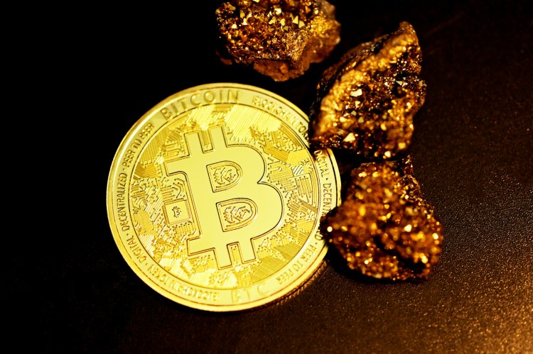 bitcoin-derivatives-reset:-neutral-funding-and-whale-withdrawals-hint-at-bullish-shift