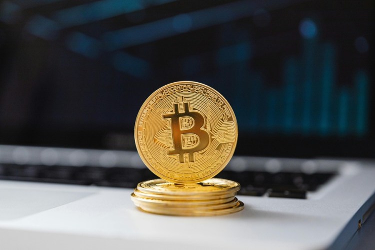 bitcoin-stabilizes-at-$104,000-mid-range-as-market-eyes-next-breakout