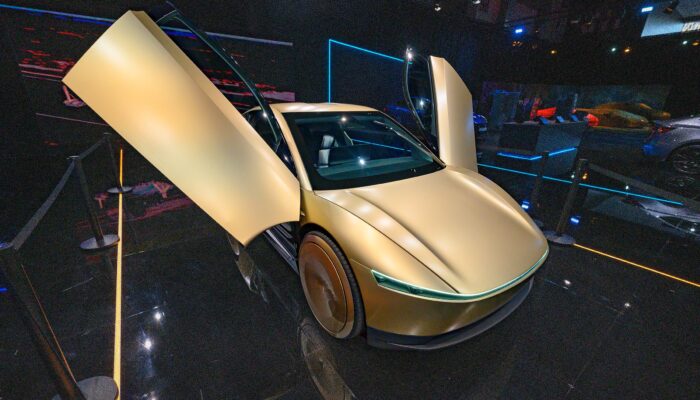 as-robotaxi-rides-begin,-we-still-don’t-know-the-mystery-of-tesla’s-human-helpers