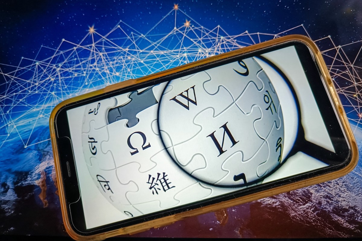 wikipedia-pauses-ai-generated-summaries-pilot-after-editors-protest