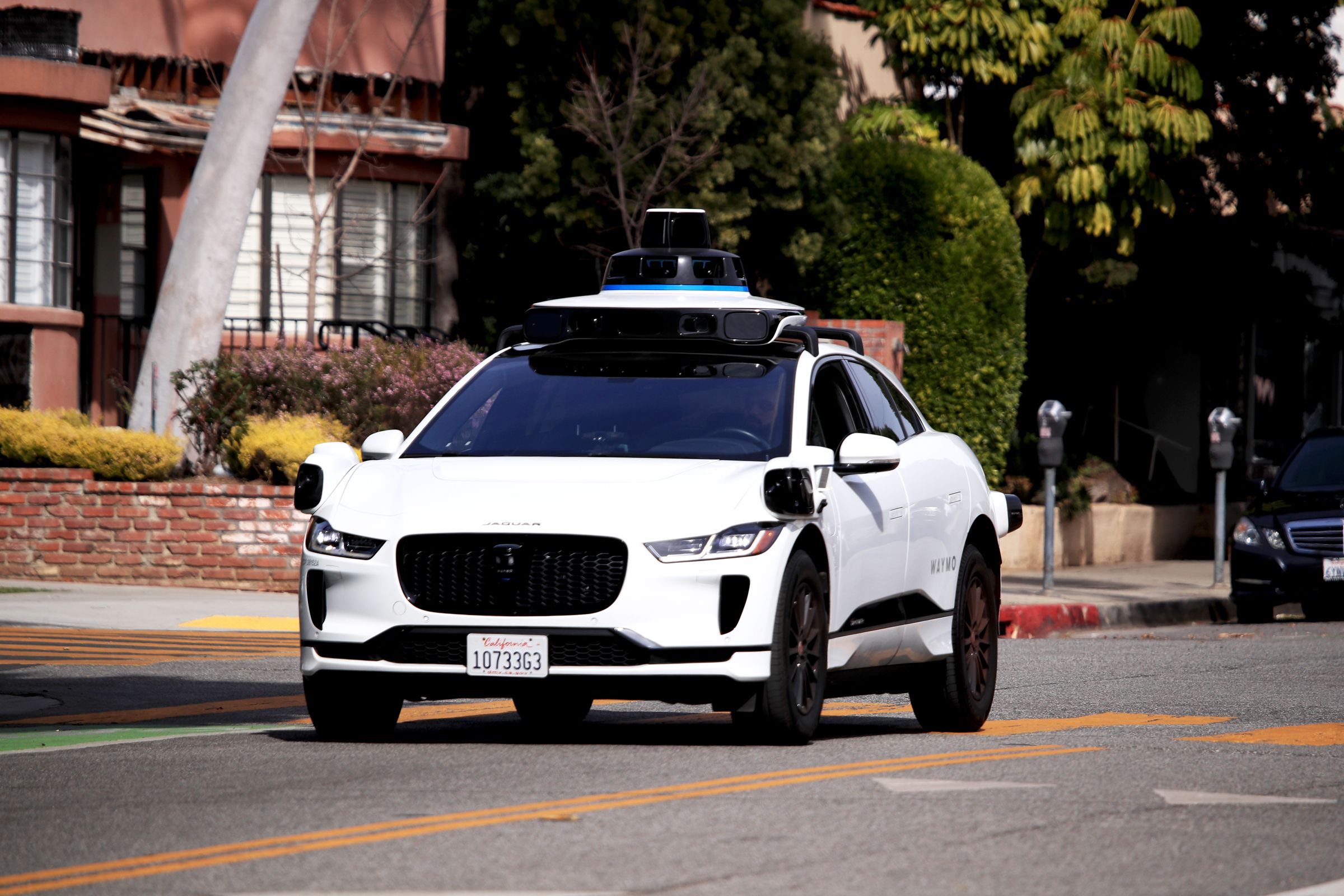 ahead-of-protests,-waymo-scales-back-robotaxi-service-nationwide
