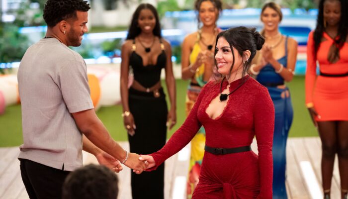 the-obsessive-fans-playing-god-on-‘love-island’—and-living-for-the-crash-outs