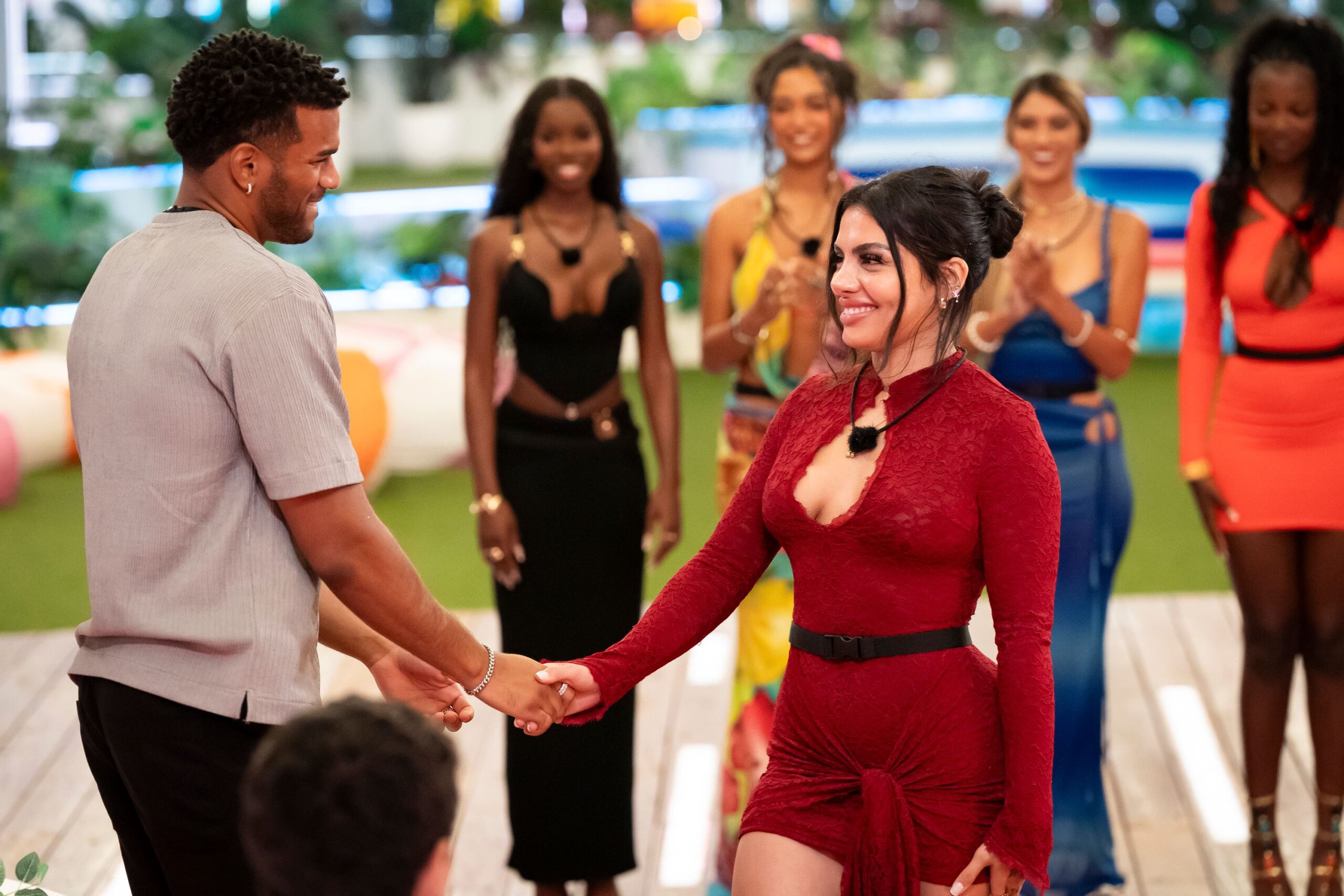 the-obsessive-fans-playing-god-on-‘love-island’—and-living-for-the-crash-outs