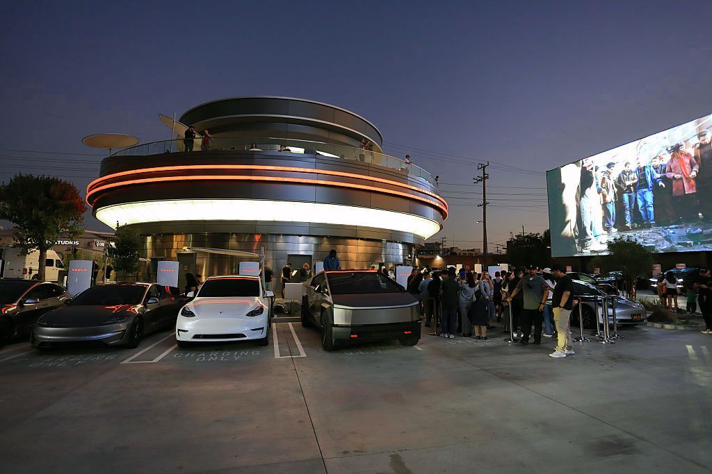 a-$17-hotdog-and-a-humanoid-robot-serving-popcorn:-wired’s-day-at-the-tesla-diner a-$17-hotdog-and-a-humanoid-robot-serving-popcorn:-wired’s-day-at-the-tesla-diner