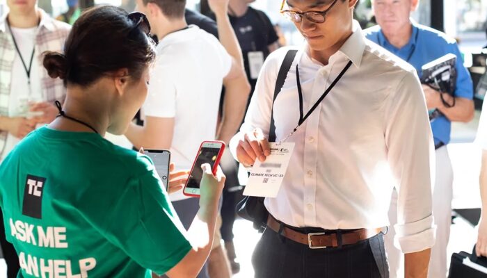 behind-the-scenes-and-front-row-access:-volunteer-at-techcrunch-disrupt-2025-while-you-still-can