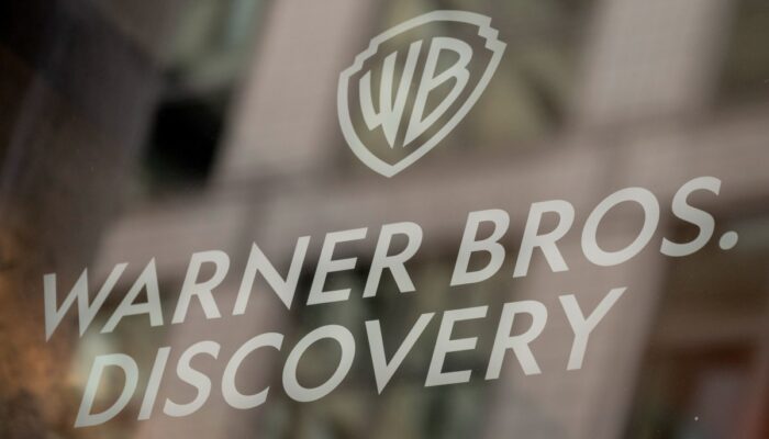 warner-bros.-sues-midjourney-for-ai-images-of-superman,-batman,-and-other-characters