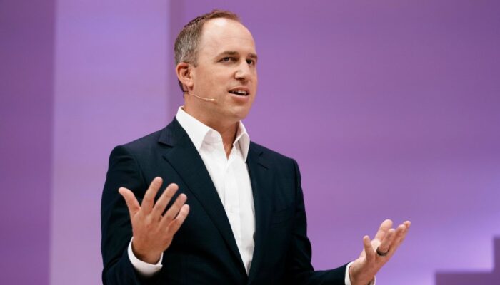 openai-board-chair-bret-taylor-says-we’re-in-an-ai-bubble-(but-that’s-okay)