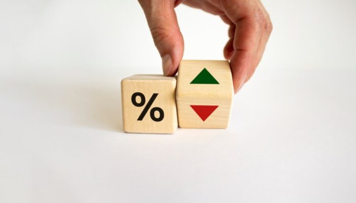 bitcoin-price-falls-below-sth-realized-price—why-a-10%-correction-could-be-next