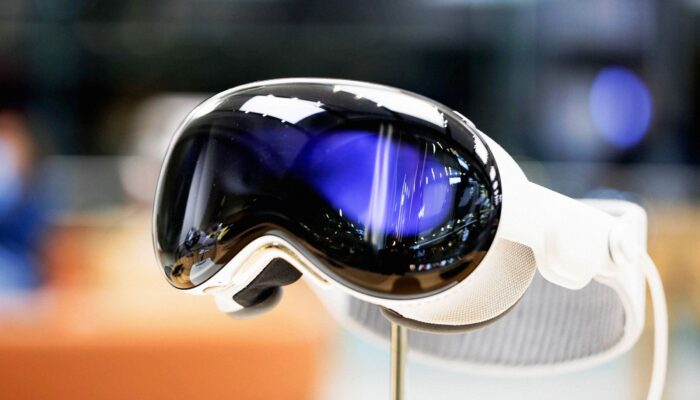 this-startup-wants-to-put-its-brain-computer-interface-in-the-apple-vision-pro