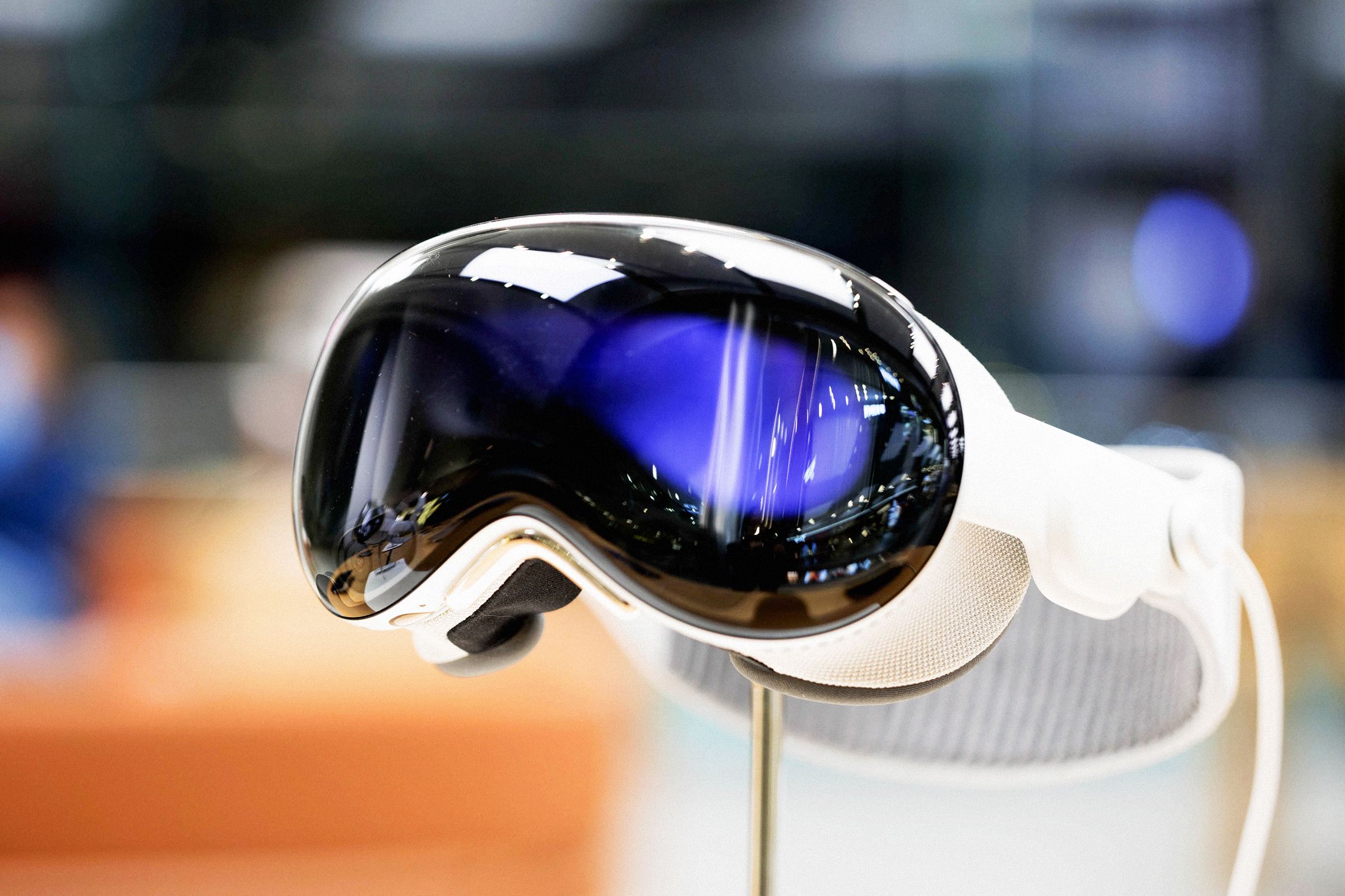 this-startup-wants-to-put-its-brain-computer-interface-in-the-apple-vision-pro
