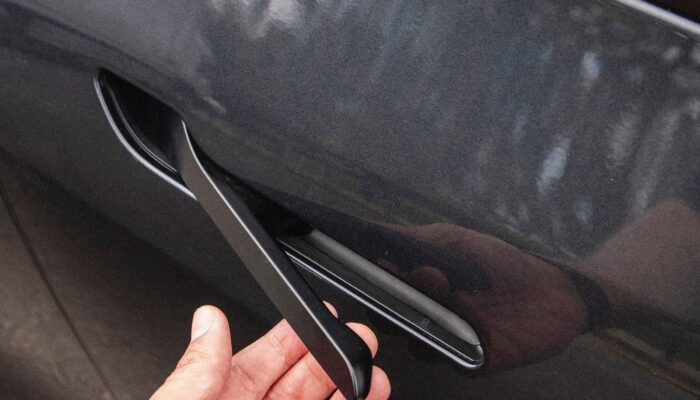 new-rules-could-force-tesla-to-redesign-its-door-handles.-that’s-harder-than-it-sounds