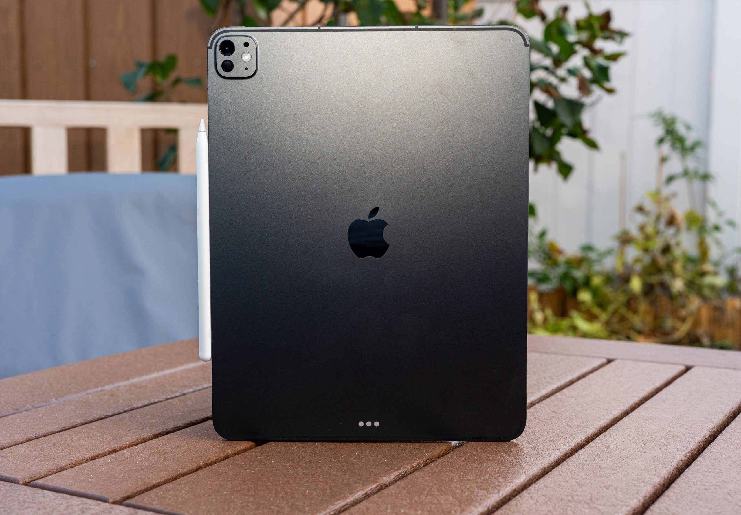 apple’s-ipad-pro-is-tremendously-powerful,-but-still-a-bit-niche