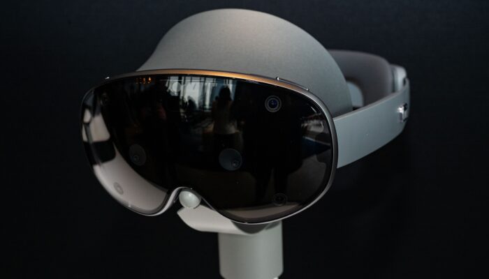 samsung’s-galaxy-xr-mixed-reality-headset-undercuts-apple’s-vision-pro-by-$1,700