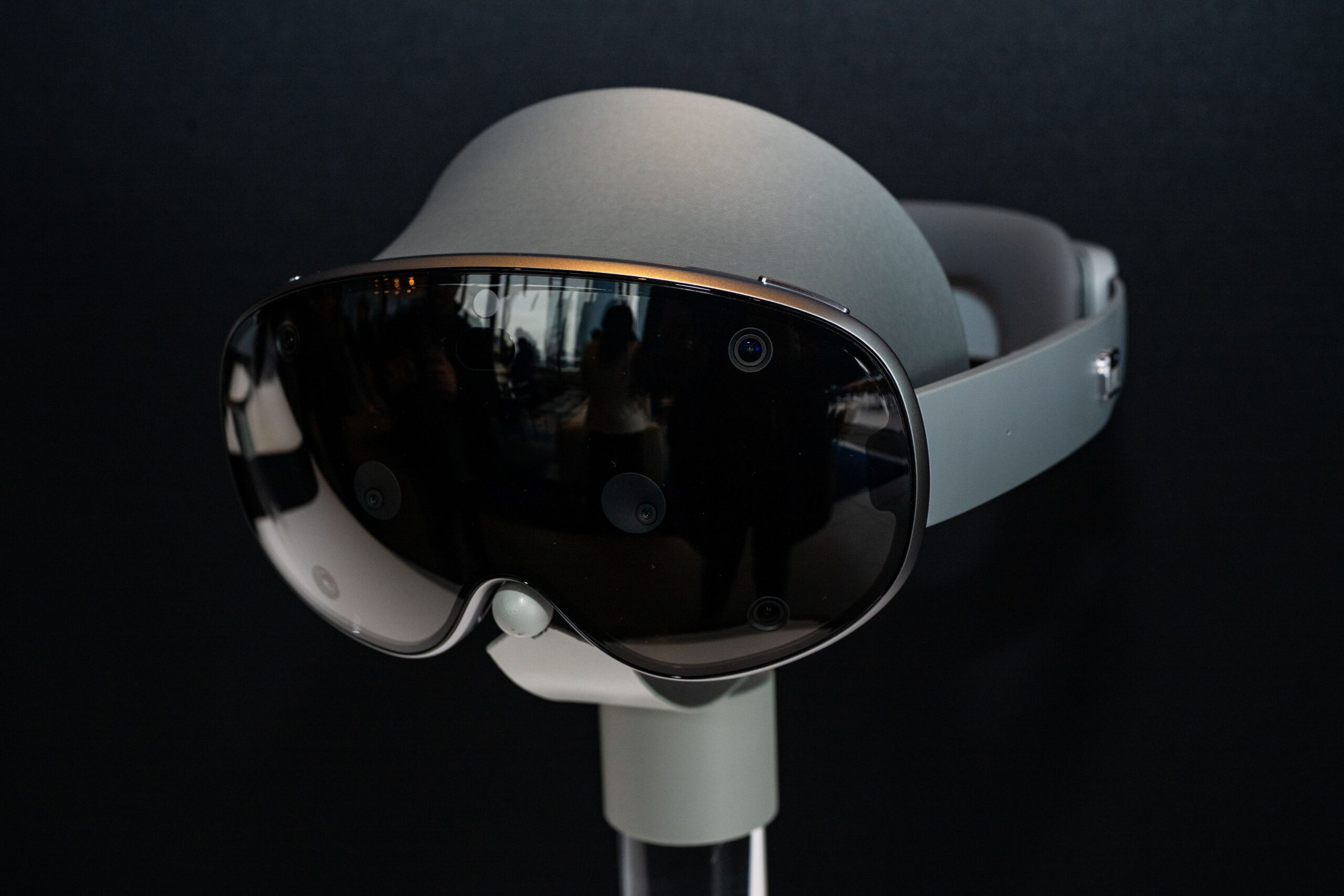 samsung’s-galaxy-xr-mixed-reality-headset-undercuts-apple’s-vision-pro-by-$1,700