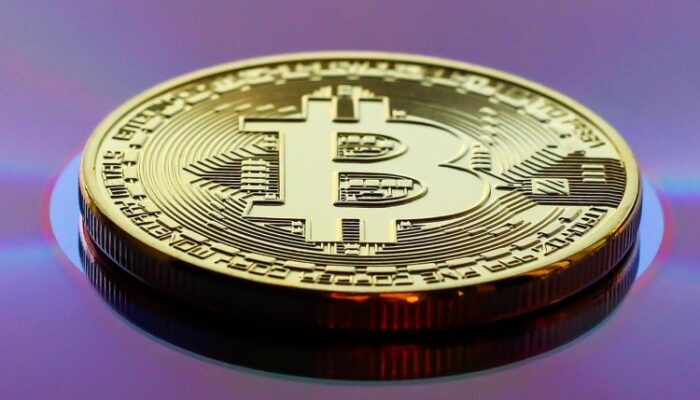 bitcoin-holds-steady-as-gold-shed-trillions-in-value-—-what-this-means