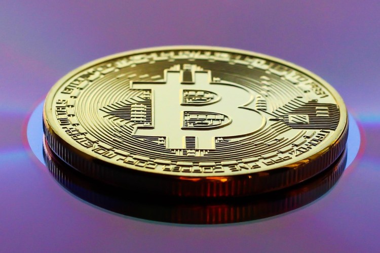 bitcoin-holds-steady-as-gold-shed-trillions-in-value-—-what-this-means