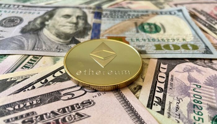 is-the-ethereum-bull-cycle-over?-analyst-identifies-potential-‘double-top’-pattern is-the-ethereum-bull-cycle-over?-analyst-identifies-potential-‘double-top’-pattern