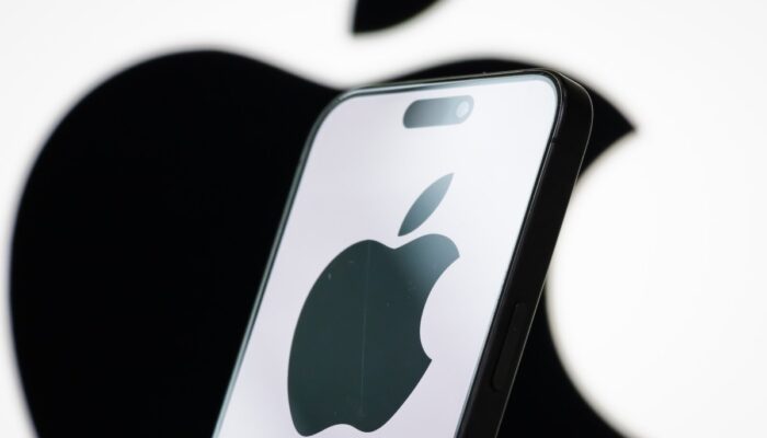 apple-nears-deal-to-pay-google-$1b-annually-to-power-new-siri,-report-says apple-nears-deal-to-pay-google-$1b-annually-to-power-new-siri,-report-says