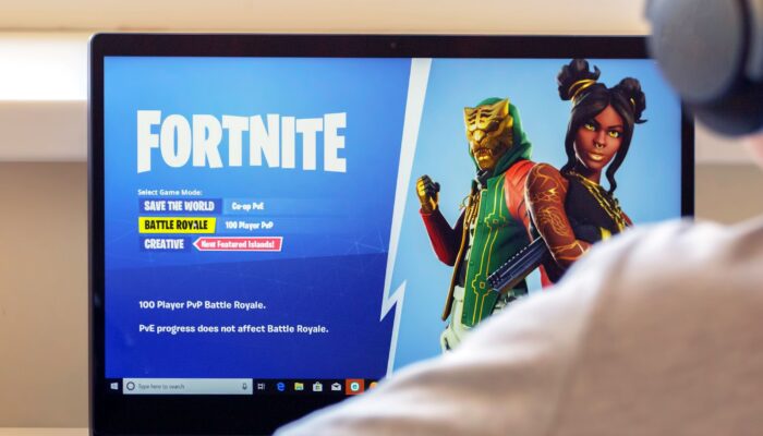 activists-are-using-‘fortnite’-to-fight-back-against-ice