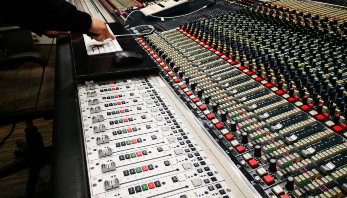 warner-music-signs-deal-with-ai-music-startup-suno,-settles-lawsuit