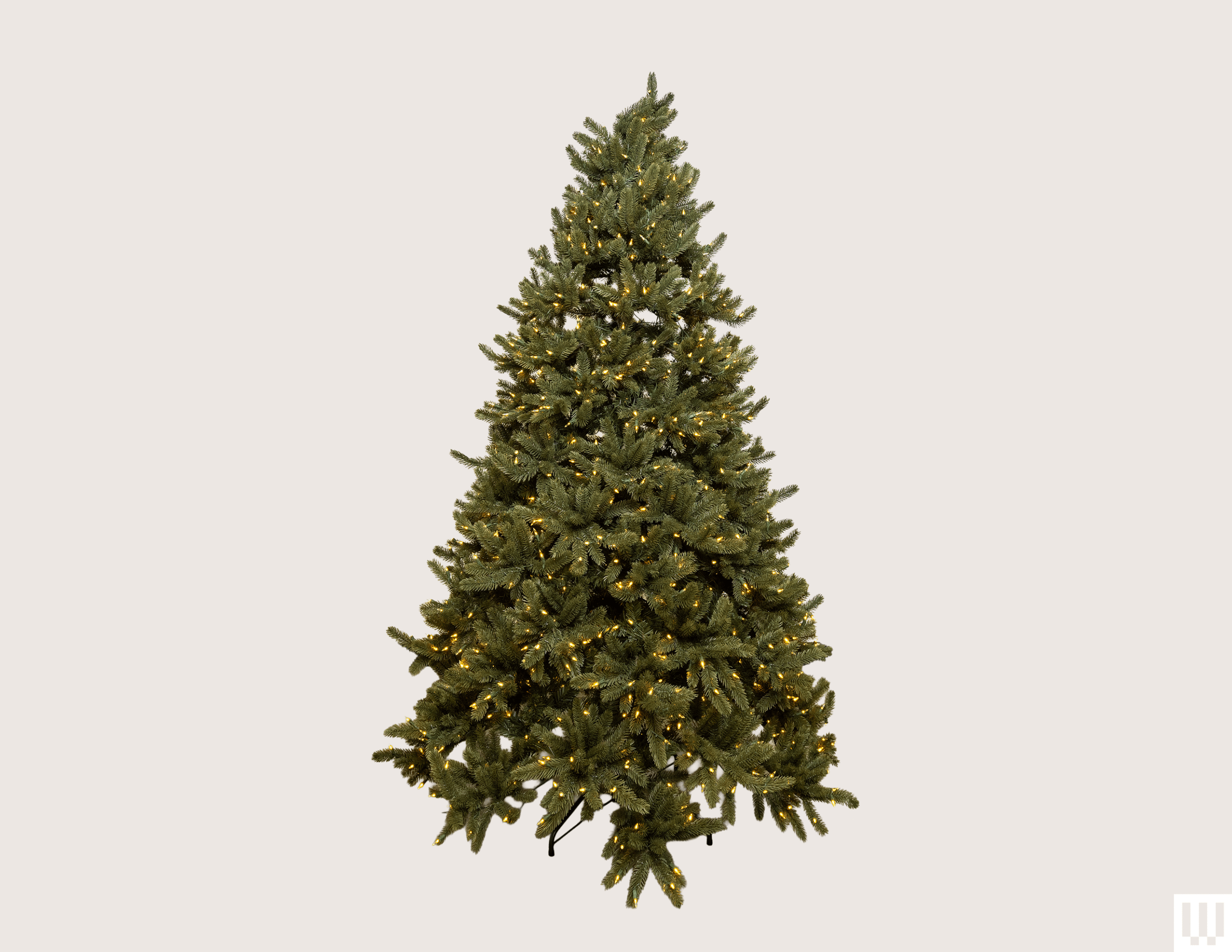 this-is-the-best-fake-christmas-tree-on-the-market.-it’s-40%-off-for-black-friday